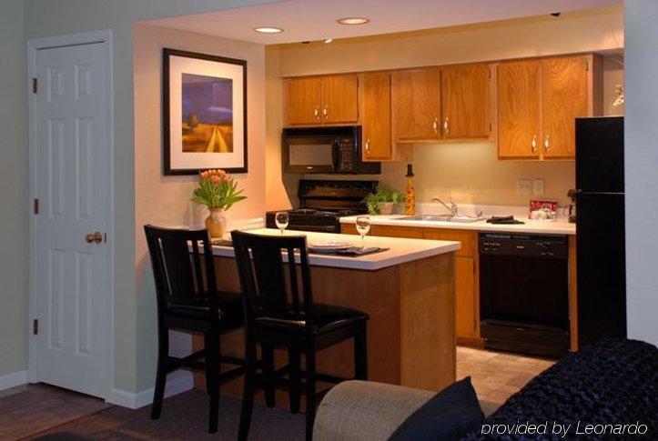 Sterling Hotel And Suites Clive Room photo